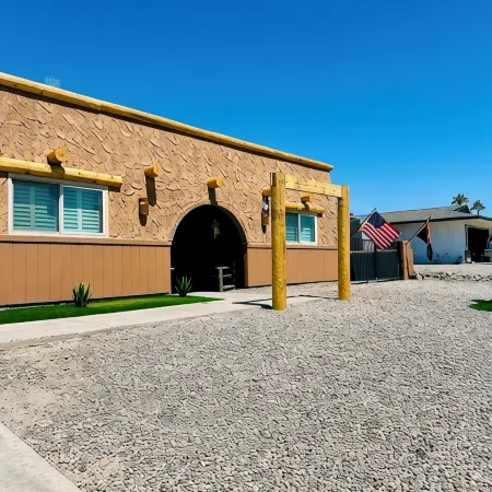 Downtown Havasu-1 Mile to London Bridge, Pool, Boat parking and spa