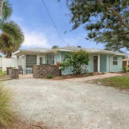 Updated Beach House.  Walk to Beach, Shop, Waterfront Dining 2 Bed 1 Bath
