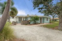 Updated Beach House.  Walk to Beach, Shop, Waterfront Dining 2 Bed 1 Bath - WiFi