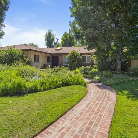 "Merced Manor: Luxurious 6BR Home for Ultimate Comfort and Convenience"