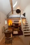 Stay in a 15 century Barn 20 minutes from Stratford on Avon - 3-Star