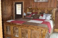 Charming and private 3-bedroom cottage in Danbury with WiFi, fitness room, AC