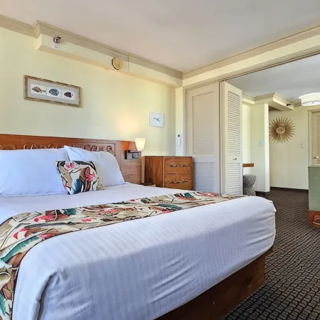 Peace & Comfort in Waikiki for 4 Guests w/Pool & Hot Tub