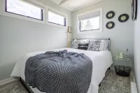 Cozy contemporary Lakefront Cottage