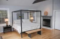 Splendor Cove Retreat…Lakefront w/ dock, Huge Yard, Lake Toys, Stream w/ wfall - Wifi