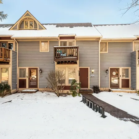 4 Seasons Wisp - Ski In/Ski Out Townhome with Lake Access, Hot Tub Отели в г. Мак-Генри