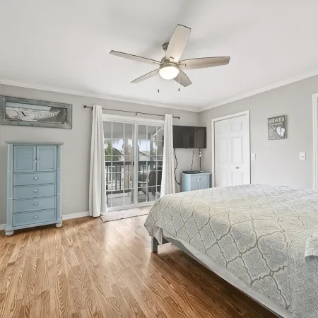 Spacious Family Beach Condo. Quiet North End. Walk to Beach, Pool & Attractions