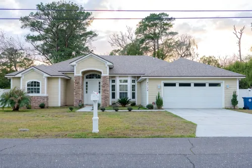 Gorgeous Heated Pool Home Built in 2020 with Jacuzzi- 5.3 mi from INTL Airport… - Private Pool
