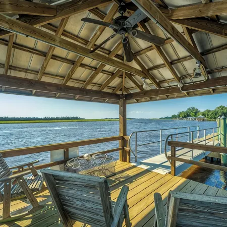 BENNETT’S POINT BUNGALOW ON DEEP WATER WITH PRIVATE DOCK ACCESS