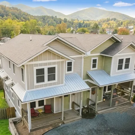 Stylish Downtown Gem • Hot Tub • Custom Bunkroom • Walk Everywhere, Relax, Enjoy