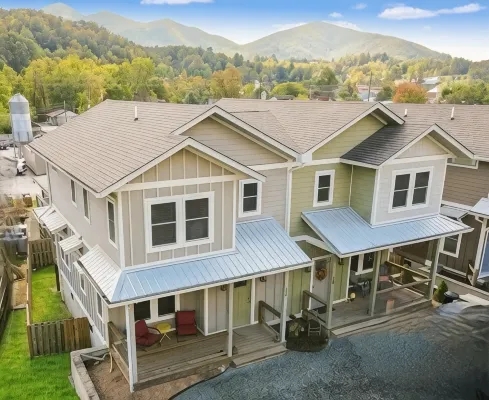 Stylish Downtown Gem • Hot Tub • Custom Bunkroom • Walk Everywhere, Relax, Enjoy