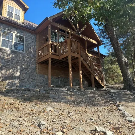 Clean and Cozy 4 Bedroom/4 Bath Cabin in Beautiful Branson West, Relaxing Vaca!