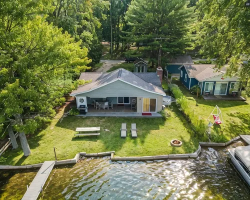 Quiet oasis steps from the water with access to Canadian Lakes amenities! Hotéis em Mecosta County