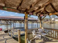 Lakefront Oasis • Private Dock & Bar • Kayaks, Paddleboards, Steps to Water - 4-Sterne