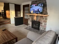 Road America Adjacent Lake House with indoor pool - homestay