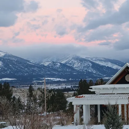 Cozy Cottage overlooking Bitterroot Valley, private setting east of Victor