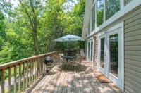 Smoky Mountain Retreat, 5 Min to Downtown Bryson City ~ Hot Tub ~ Hiking.
