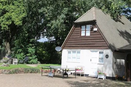 Inclusive, child-friendly, dogs welcome, garden area, near pubs/river/golf