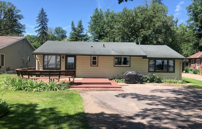 3 Bed Lake Home, Beach Vibes, Located on DL Strip!