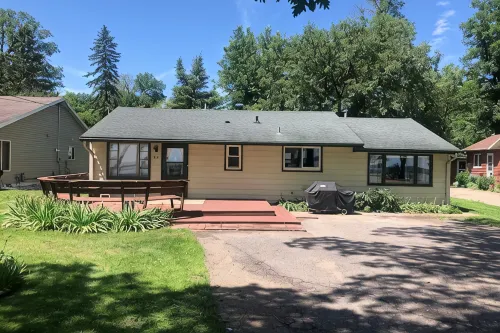 3 Bed Lake Home, Beach Vibes, Located on DL Strip! - Homestays