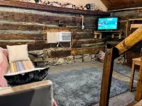 Quaint old fashioned cabin, Loft, Grill, Fire Pit!