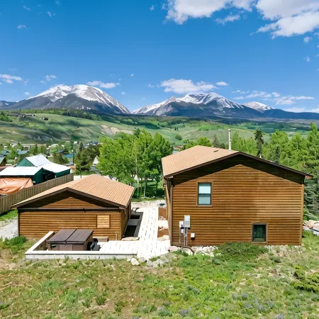 Mtn Modern Home w/ Views, Private Hot Tub + Fantastic Location