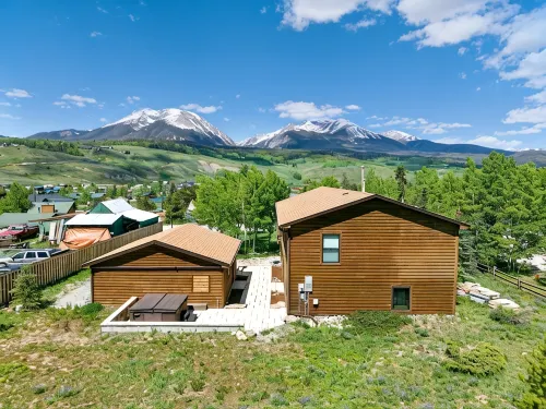Mtn Modern Home w/ Views, Private Hot Tub + Fantastic Location