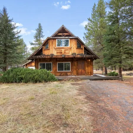 Modern & Beautiful Cabin w/Hot Tub<br>Serene location and comfortable stay