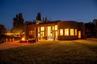 Luxury stay on lake with hot tub and pickleball - Wifi