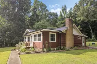 Lakeside, 2-Bedroom Cottage with Fire Pit in Dickson - 3-Star