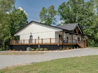 Porch-lovers Paradise! SLEEPS 11-12. Multiple fire pits. Only 0.8mi to boat ramp Hotels in Grayson County