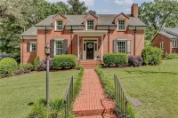 The Saban of Sherwood with a Pool located 0.9 miles from Bryant Denny Stadium - Homestays