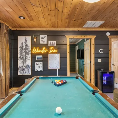 Monarch's Roost.Luxe Cabin w/ Hot Tub, Sauna & Gameroom – 10 Min to Helen