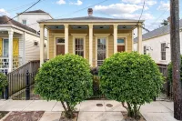 1 Block to Parade & St Charles, Heated Pool & Hot Tub, Walk to French Qtr - Private Pools