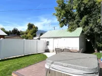 Salmon Goldbug Cottage, hot tub sleeps 8 فنادق في سالمون