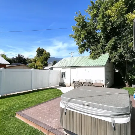 Salmon Goldbug Cottage, hot tub sleeps 8