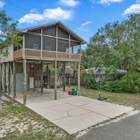 Pachs Crab Shack - Charming Waterfront 3 bed 1.5 bath House with a Dock