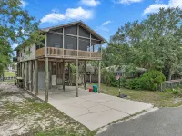 Pachs Crab Shack - Charming Waterfront 3 bed 1.5 bath House with a Dock - Beach