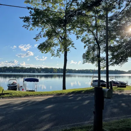 3 Br Lakefront House, Sandy Bottom on Lake Dewey in the Sister Lakes