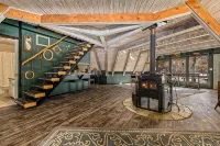 Pet Friendly, 10 Guests, Walking Distance to Payette Lake/Downtown, Hot Tub!