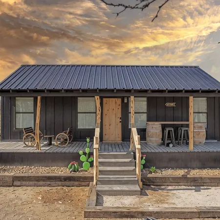 Cabin w/ hot tub and fire pit close to town & wine