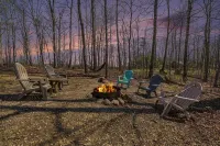 Romantic Red River Gorge Cabin w/ Hot Tub, Pond Views & Dog Friendly