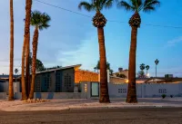 4Bd, Charming Mid-Century Home! 1.4mi to Convention Center, Mins to Strip! Pool! - Bungalows