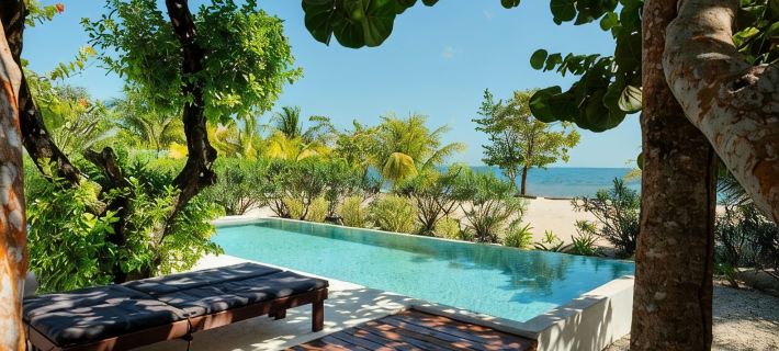 Oceanfront 4 Bedroom Bungalow with Private Pool, Large Beach Area and Staff Ξενοδοχεία στην πόλη Placencia