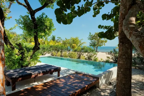 Oceanfront 4 Bedroom Bungalow with Private Pool, Large Beach Area and Staff - 4 stjerner