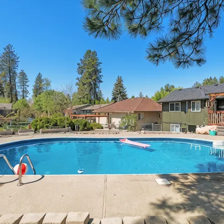 Poolside Getaway with Spacious Outdoor Living & 6 Cozy Beds!!
