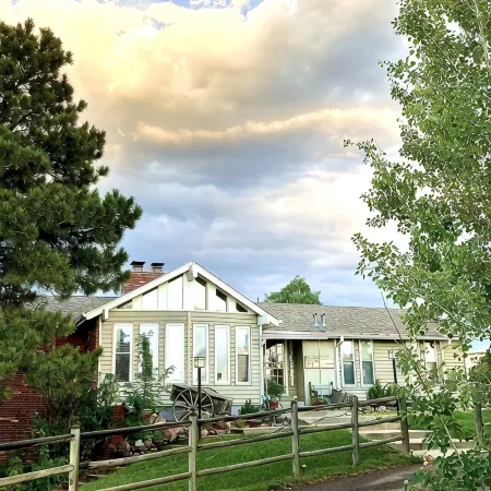 Country Living Private Apt w/Mini Petting Zoo