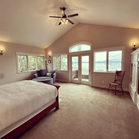 Gorgeous Cozy Spacious Bayfront home with Stunning Views and Beach Access