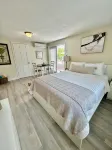 Sea Shell Cottage, Sleeps 2 - Escape the Cold; Our Pool IS Heated!