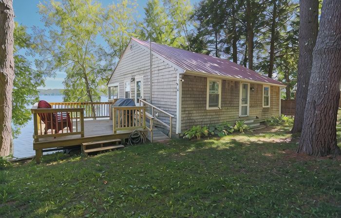 Charming 2BR Lakefront Cottage on Serene Cobbossee w/ Kayaks, A/C